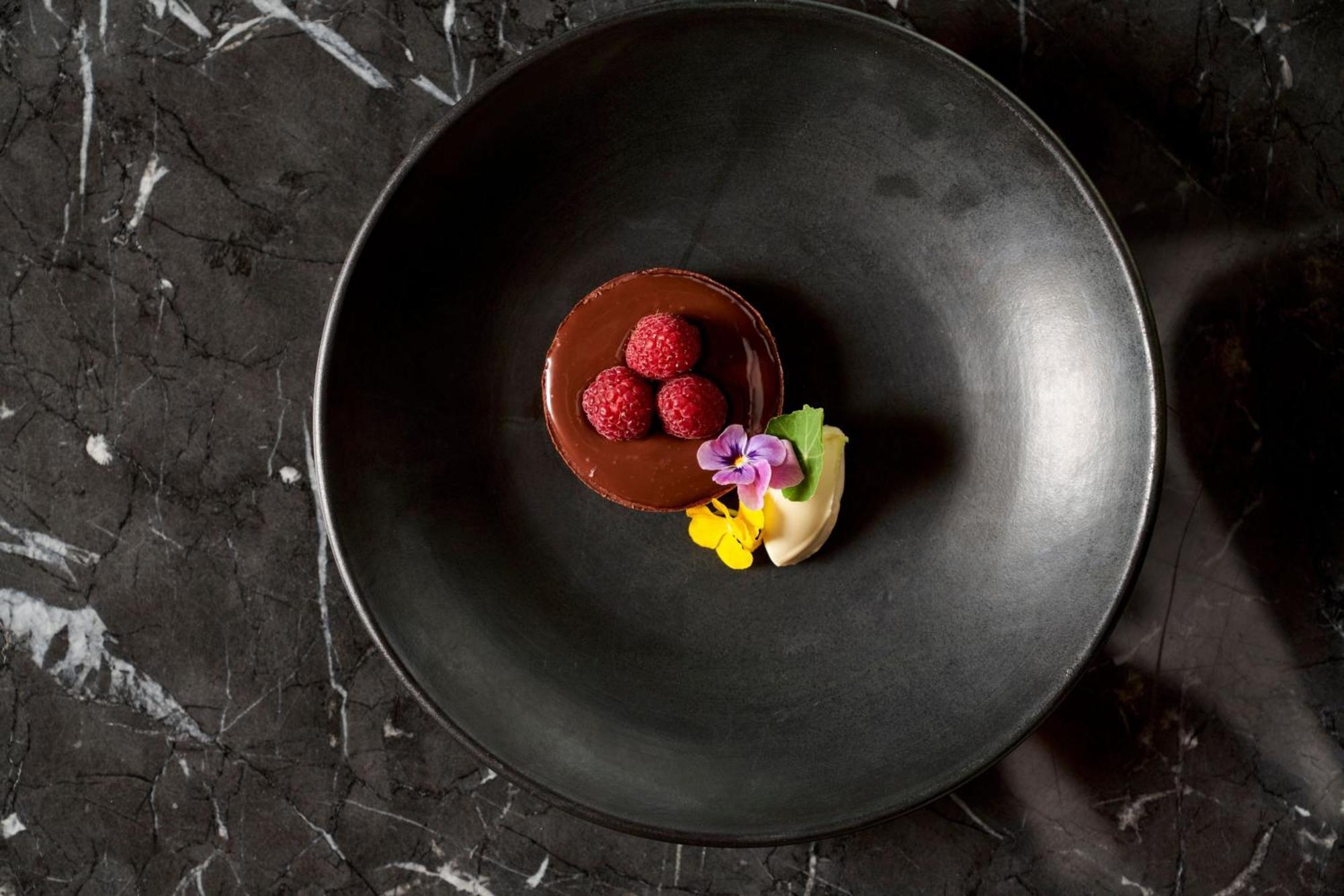 Melbourne Marriott Hotel Docklands Eksteriør billede A chocolate dessert